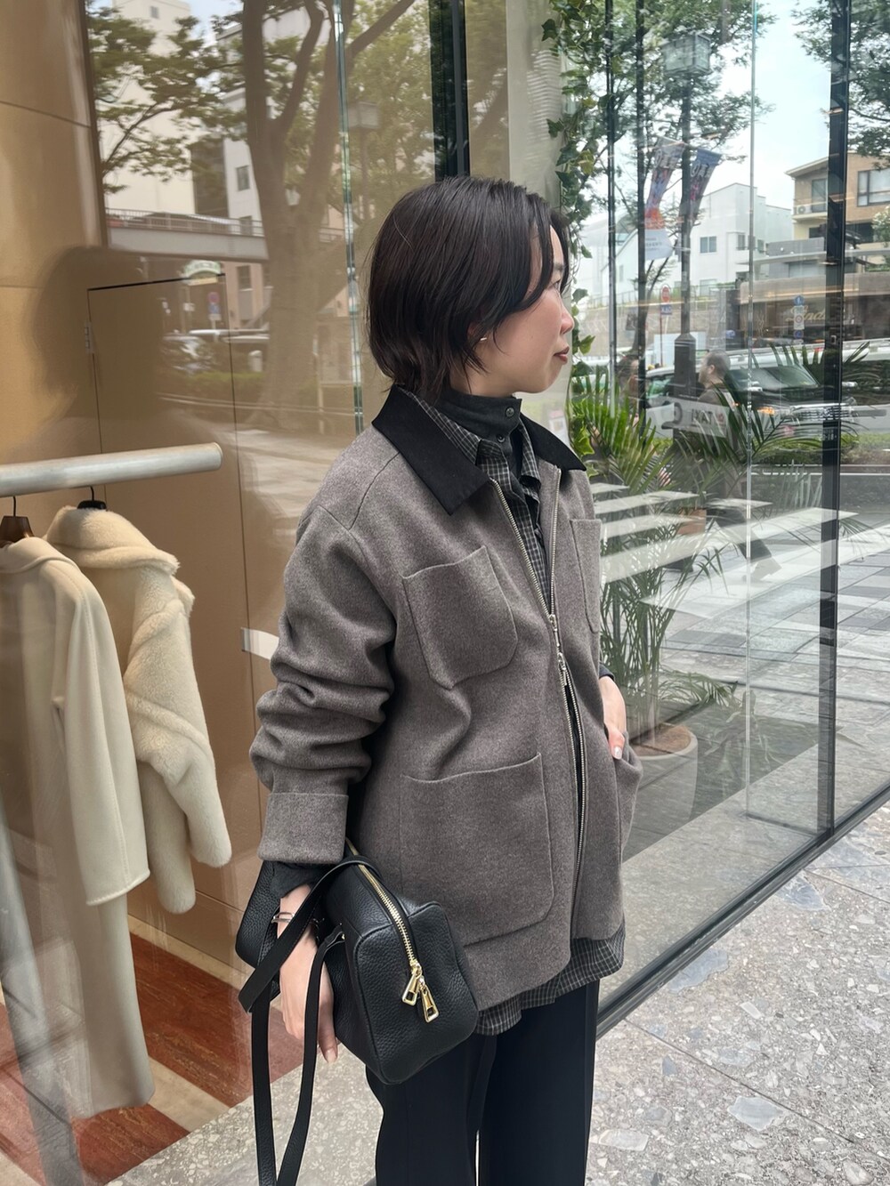 グレー系のニット/セーター、ブラック系のシャツ/ブラウス、ブラック系のブーツを着用したレディースの夏コーディネートの4枚目の写真