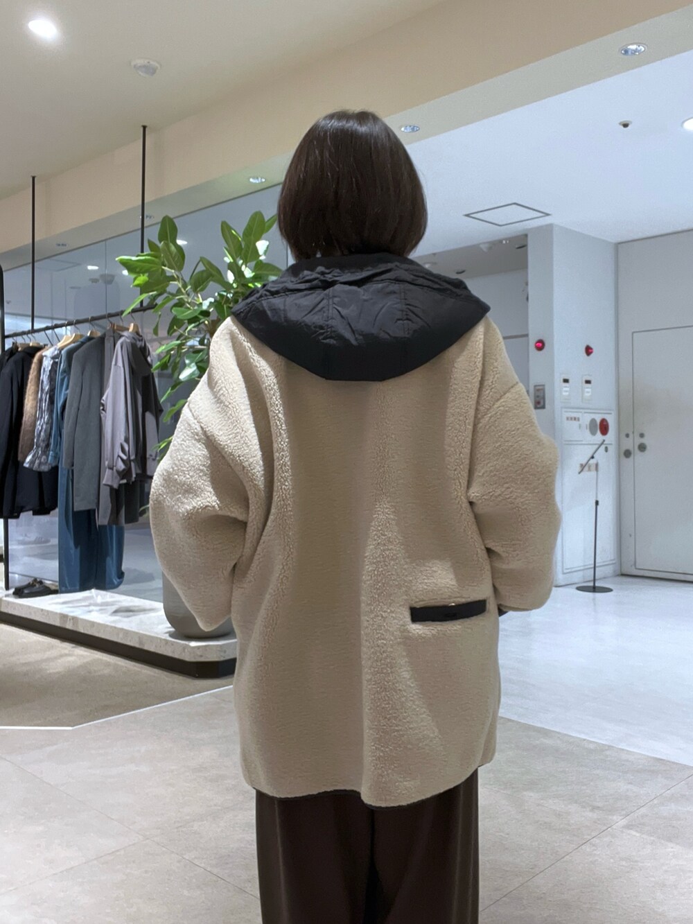 ベージュ系のその他アウター、ベージュ系のスウェット、ホワイト系のTシャツ/カットソーを着用したレディースの秋コーディネートの6枚目の写真