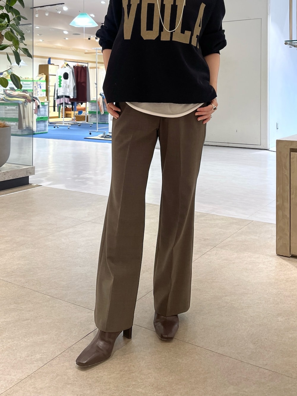 ブラック系のスウェット、ブラウン系のその他パンツ、ブラック系のボストンバッグを着用したレディースの秋コーディネートの9枚目の写真