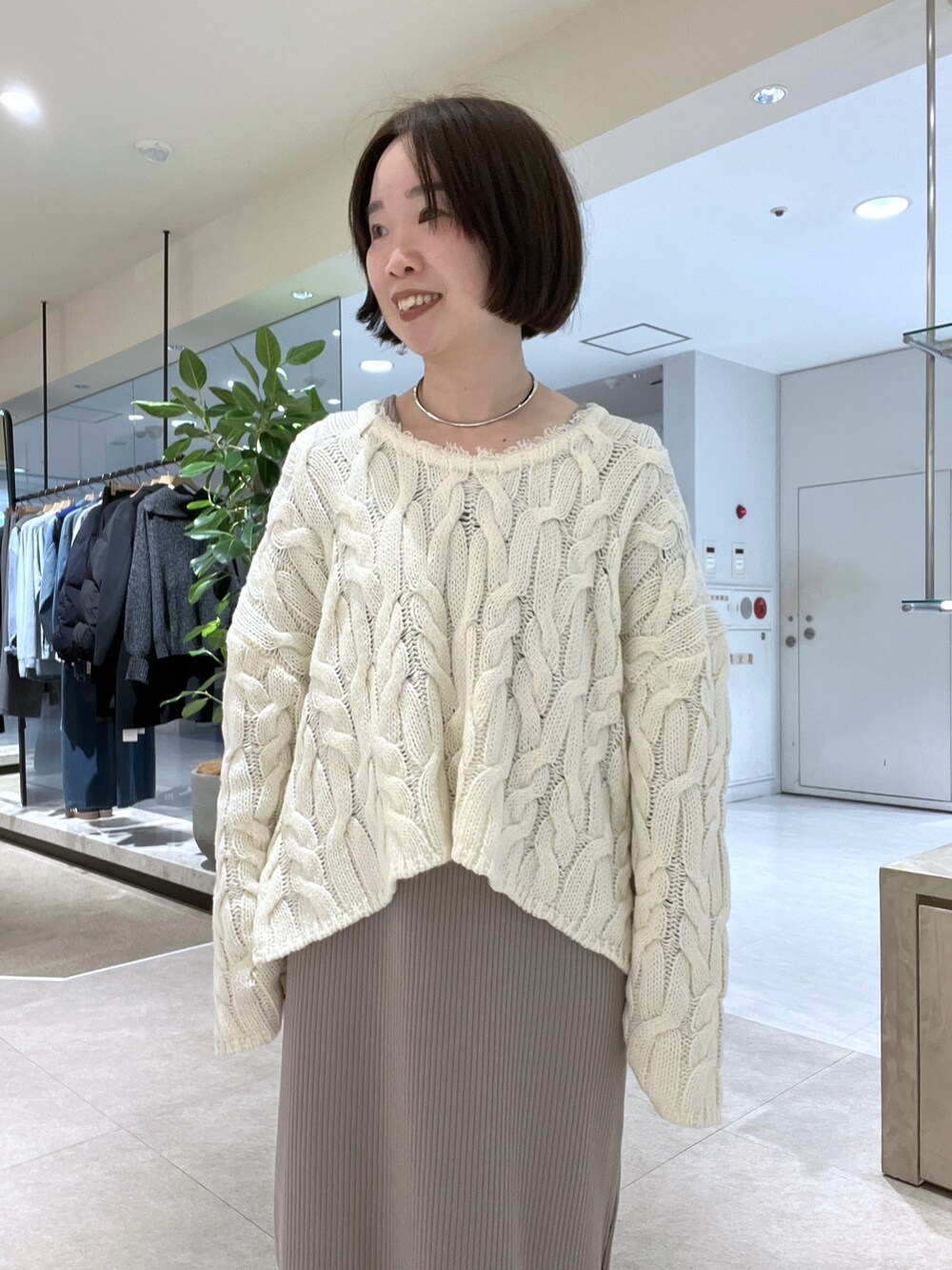 ベージュ系のその他アウター、ホワイト系のニット/セーター、ベージュ系のワンピースを着用したレディースの冬コーディネートの8枚目の写真