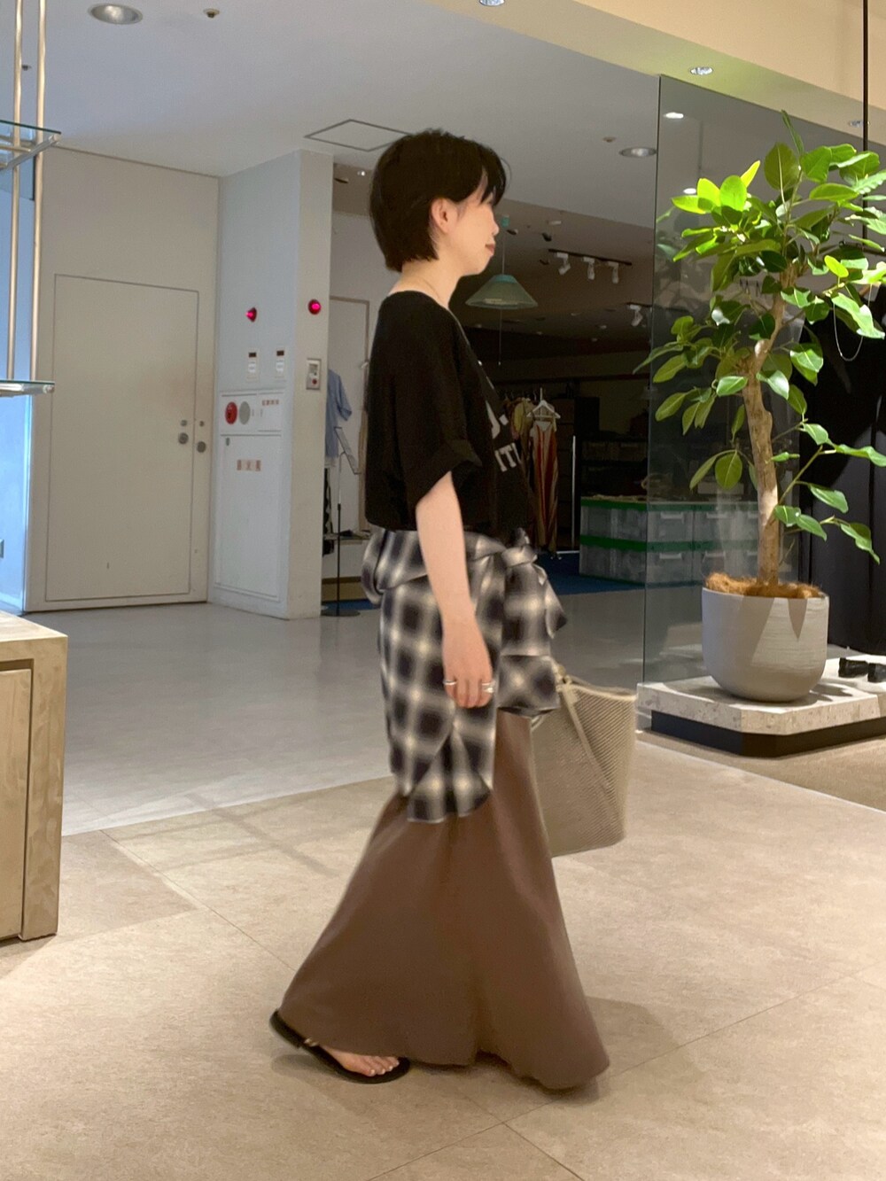 ブルー系のシャツ/ブラウス、ブラック系のTシャツ/カットソー、ホワイト系のトートバッグを着用したレディースの夏コーディネートの3枚目の写真