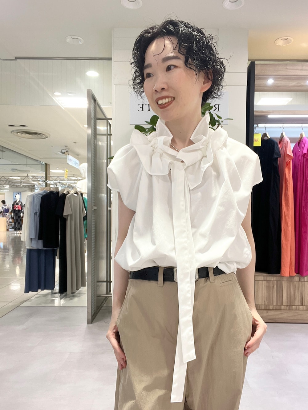 ベージュ系のその他パンツ、ホワイト系のシャツ/ブラウス、ブラック系のサンダルを着用したレディースの夏コーディネートの3枚目の写真