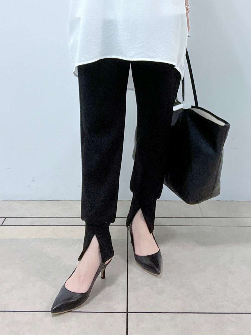 ブラック系のトートバッグ、ホワイト系のシャツ/ブラウス、ホワイト系のタンクトップを着用したレディースの春コーディネートの4枚目の写真