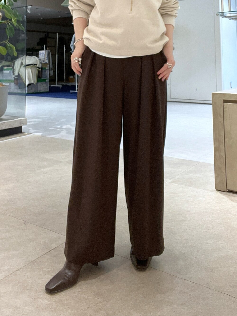 ベージュ系のその他アウター、ベージュ系のスウェット、ホワイト系のTシャツ/カットソーを着用したレディースの秋コーディネートの9枚目の写真