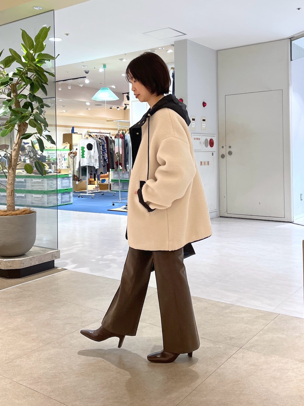 ブラック系のスウェット、ブラウン系のその他パンツ、ブラック系のボストンバッグを着用したレディースの秋コーディネートの2枚目の写真