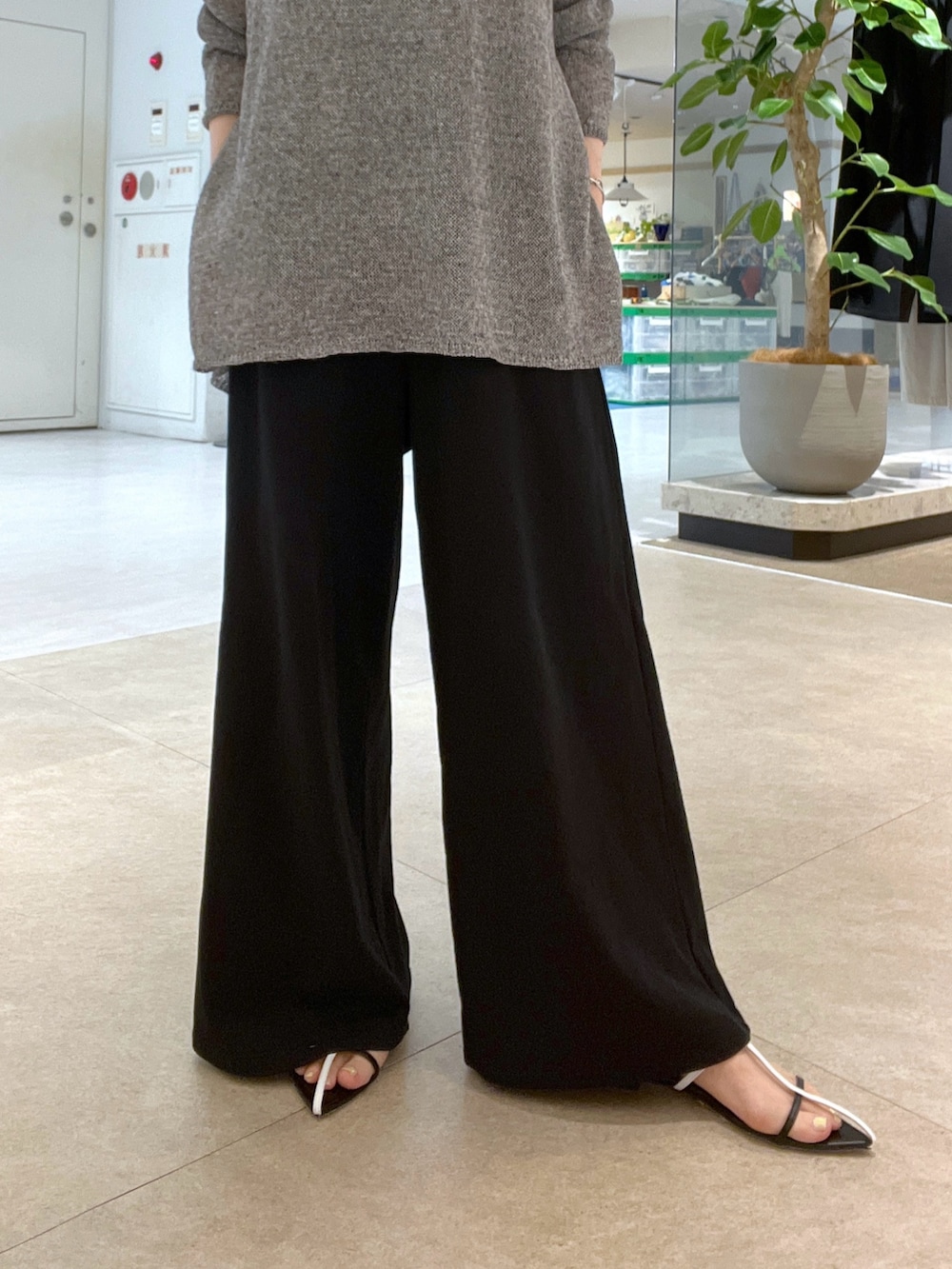 ブラック系のその他パンツ、ブラック系のサンダル、ブラック系のキャミソールを着用したレディースの夏コーディネートの7枚目の写真