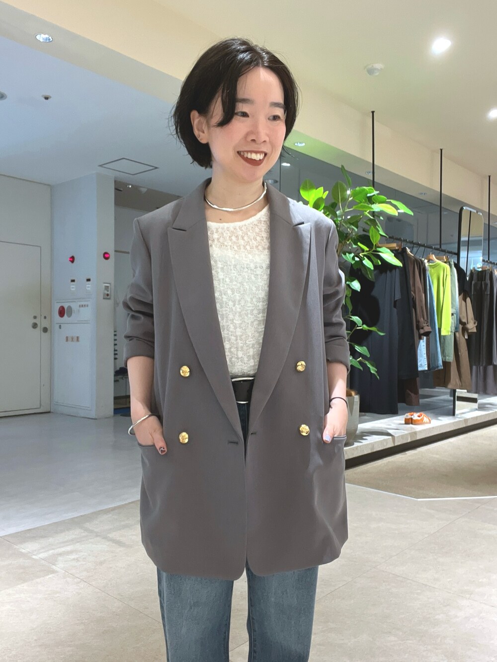 ホワイト系のTシャツ/カットソー、ブルー系のデニムパンツ、ブラック系のローファーを着用したレディースの秋コーディネートの4枚目の写真
