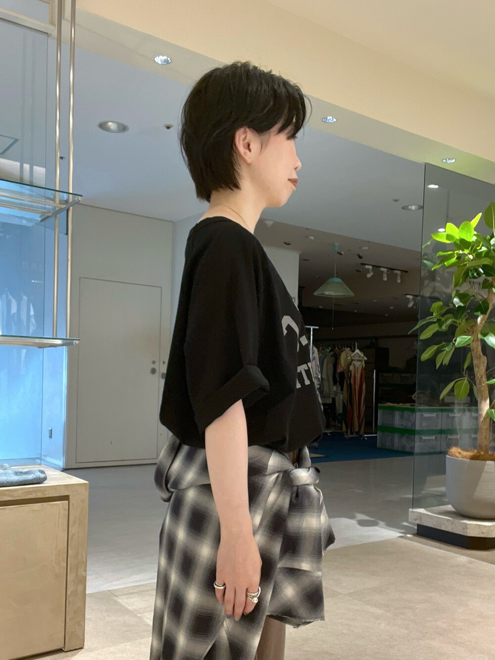 ブルー系のシャツ/ブラウス、ブラック系のTシャツ/カットソー、ホワイト系のトートバッグを着用したレディースの夏コーディネートの6枚目の写真