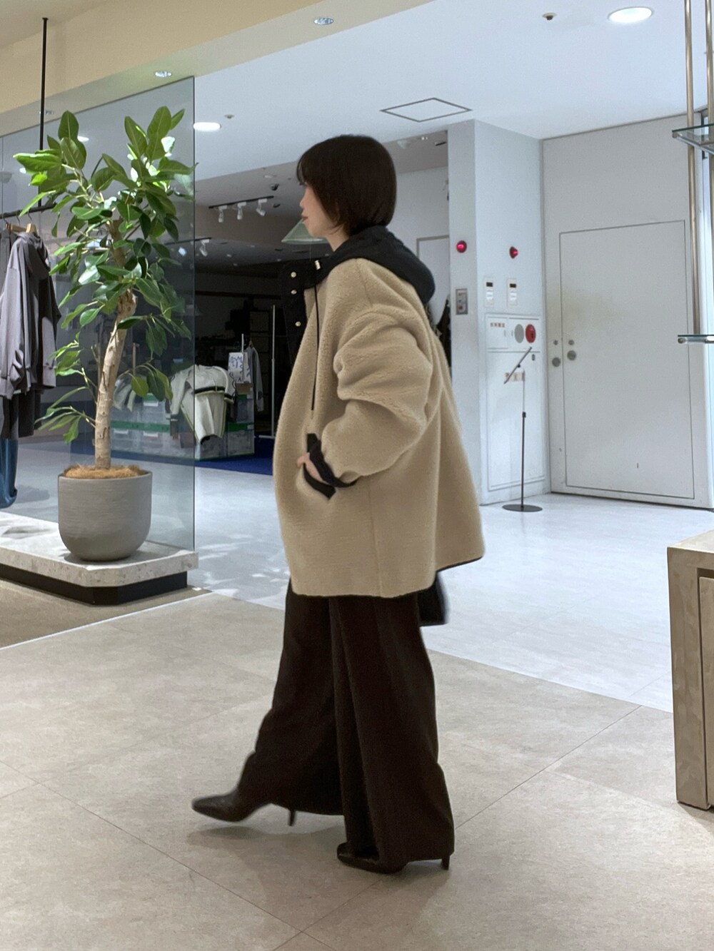 ベージュ系のその他アウター、ベージュ系のスウェット、ホワイト系のTシャツ/カットソーを着用したレディースの秋コーディネートの2枚目の写真