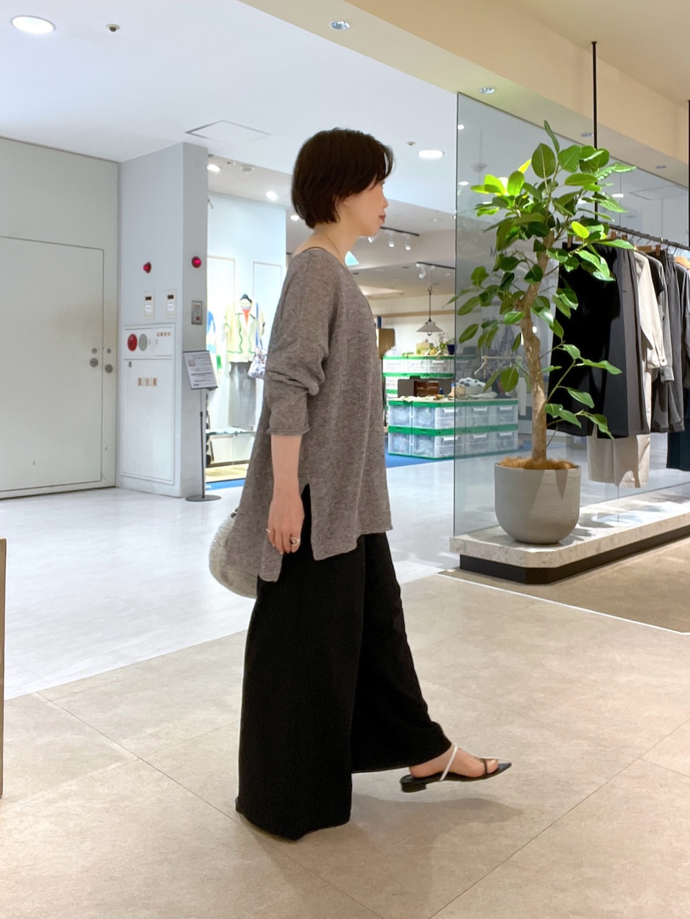 ブラック系のその他パンツ、ブラック系のサンダル、ブラック系のキャミソールを着用したレディースの夏コーディネートの2枚目の写真