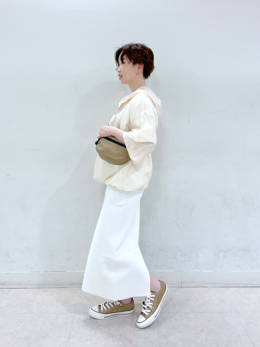 ホワイト系のスカート、ホワイト系のシャツ/ブラウス、ホワイト系のTシャツ/カットソーを着用したレディースの春コーディネートの2枚目の写真