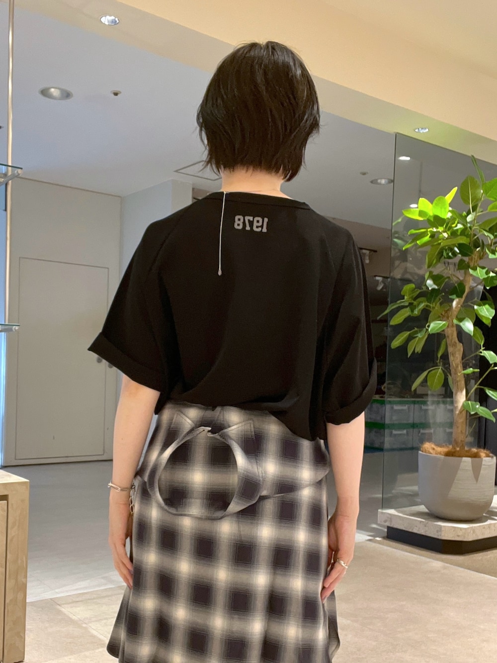 ブルー系のシャツ/ブラウス、ブラック系のTシャツ/カットソー、ホワイト系のトートバッグを着用したレディースの夏コーディネートの7枚目の写真