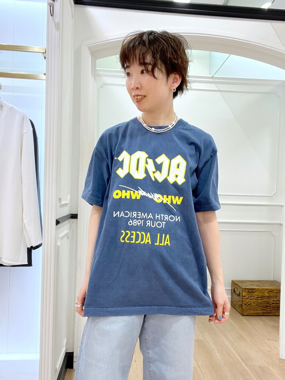 ブルー系のデニムパンツ、ブルー系のシャツ/ブラウス、ブルー系のTシャツ/カットソーを着用したレディースの冬コーディネートの5枚目の写真