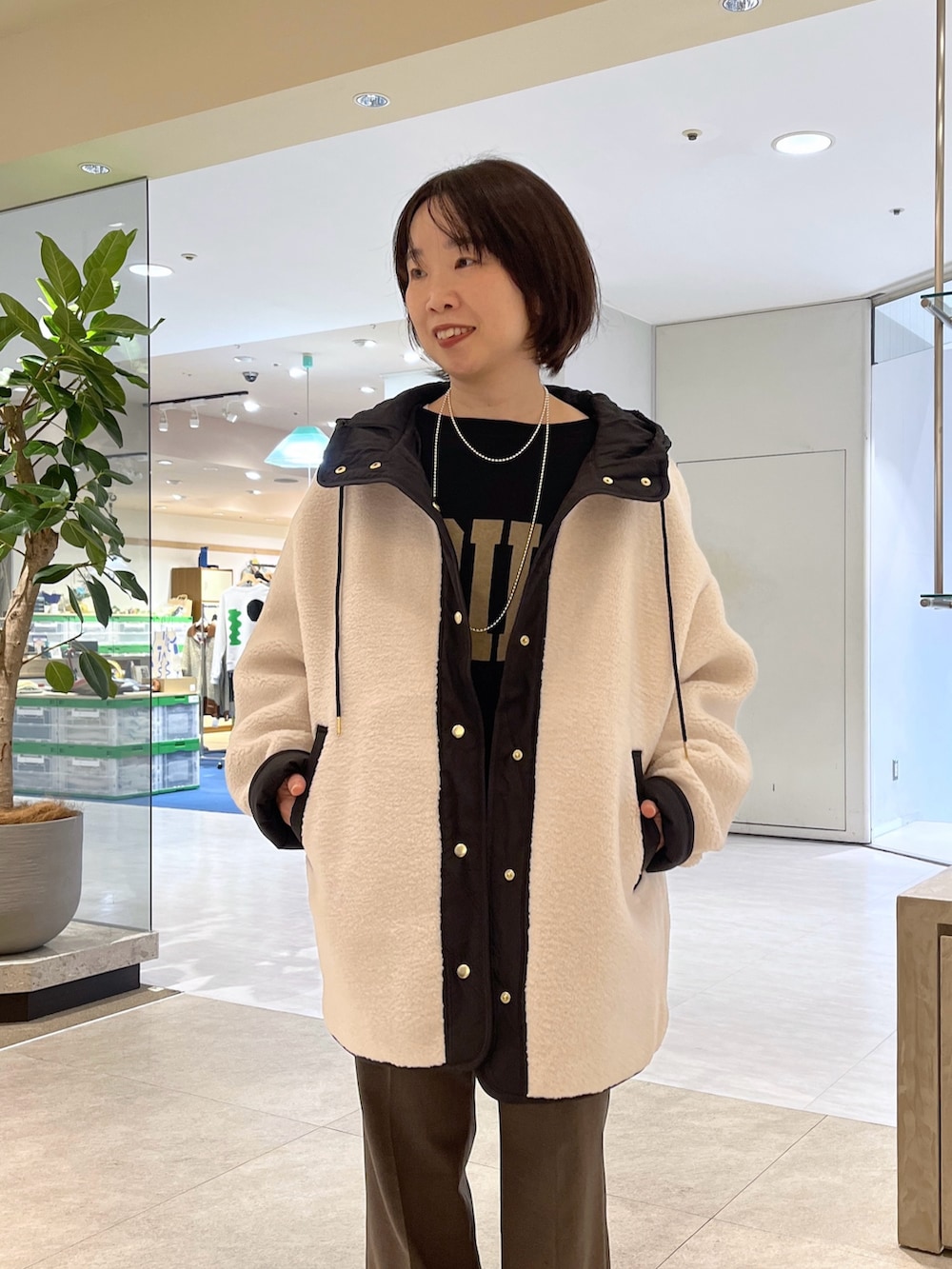 ブラック系のスウェット、ブラウン系のその他パンツ、ブラック系のボストンバッグを着用したレディースの秋コーディネートの4枚目の写真