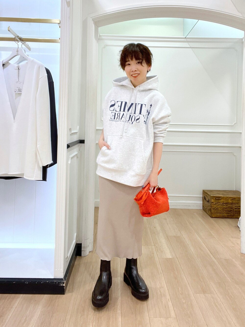 グレー系のTシャツ/カットソー、ベージュ系のシャツ/ブラウス、オレンジ系のハンドバッグを着用したレディースの冬コーディネートの4枚目の写真
