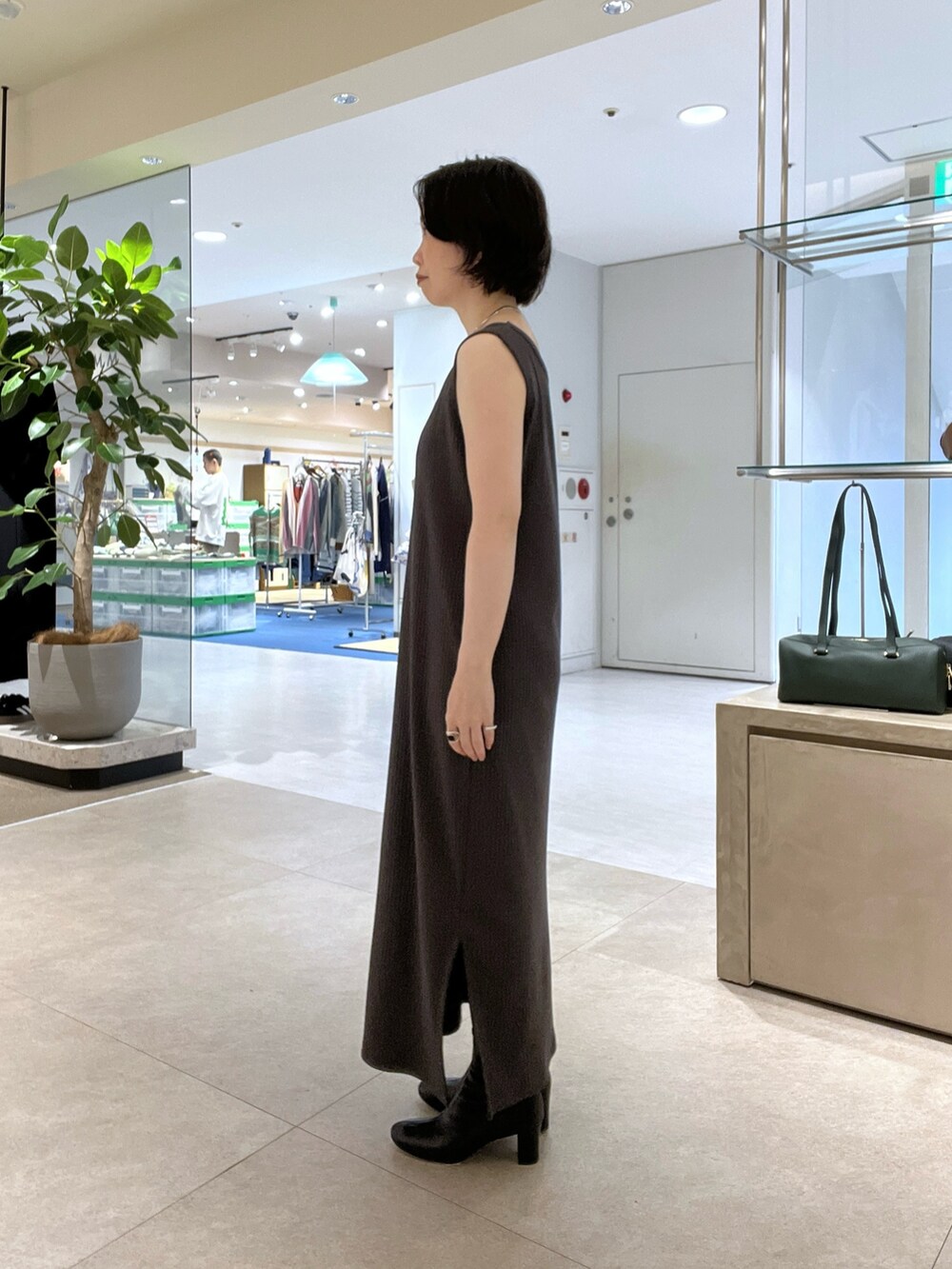 ブラック系のシャツ/ブラウス、グレー系のワンピース、ブラック系のローファーを着用したレディースの秋コーディネートの6枚目の写真