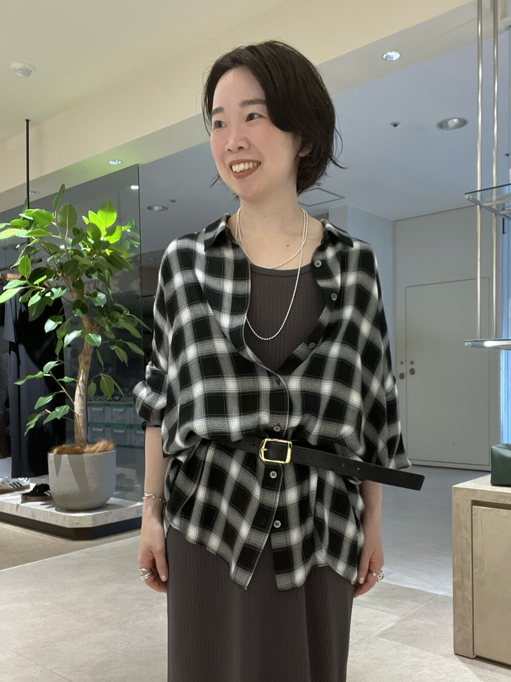 ブラック系のシャツ/ブラウス、グレー系のワンピース、ブラック系のローファーを着用したレディースの秋コーディネートの4枚目の写真