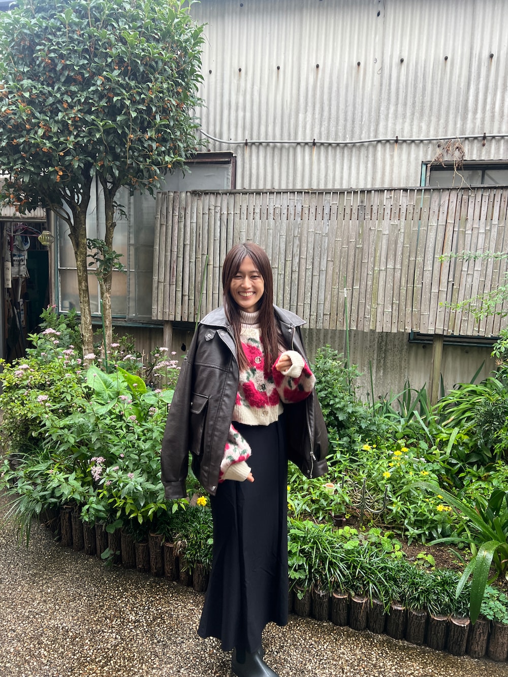 その他のジャケット/アウター、ブラック系のスカートを着用したレディースの冬コーディネートの2枚目の写真