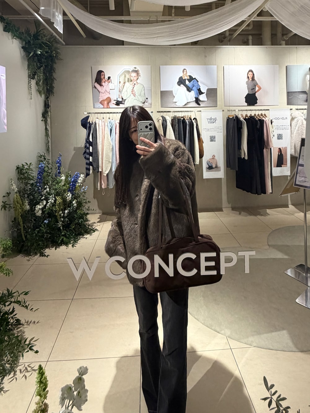 ブラック系のデニムパンツ、ブラウン系のバッグ、ブラウン系のジャケット/アウターを着用したレディースの冬コーディネートの2枚目の写真