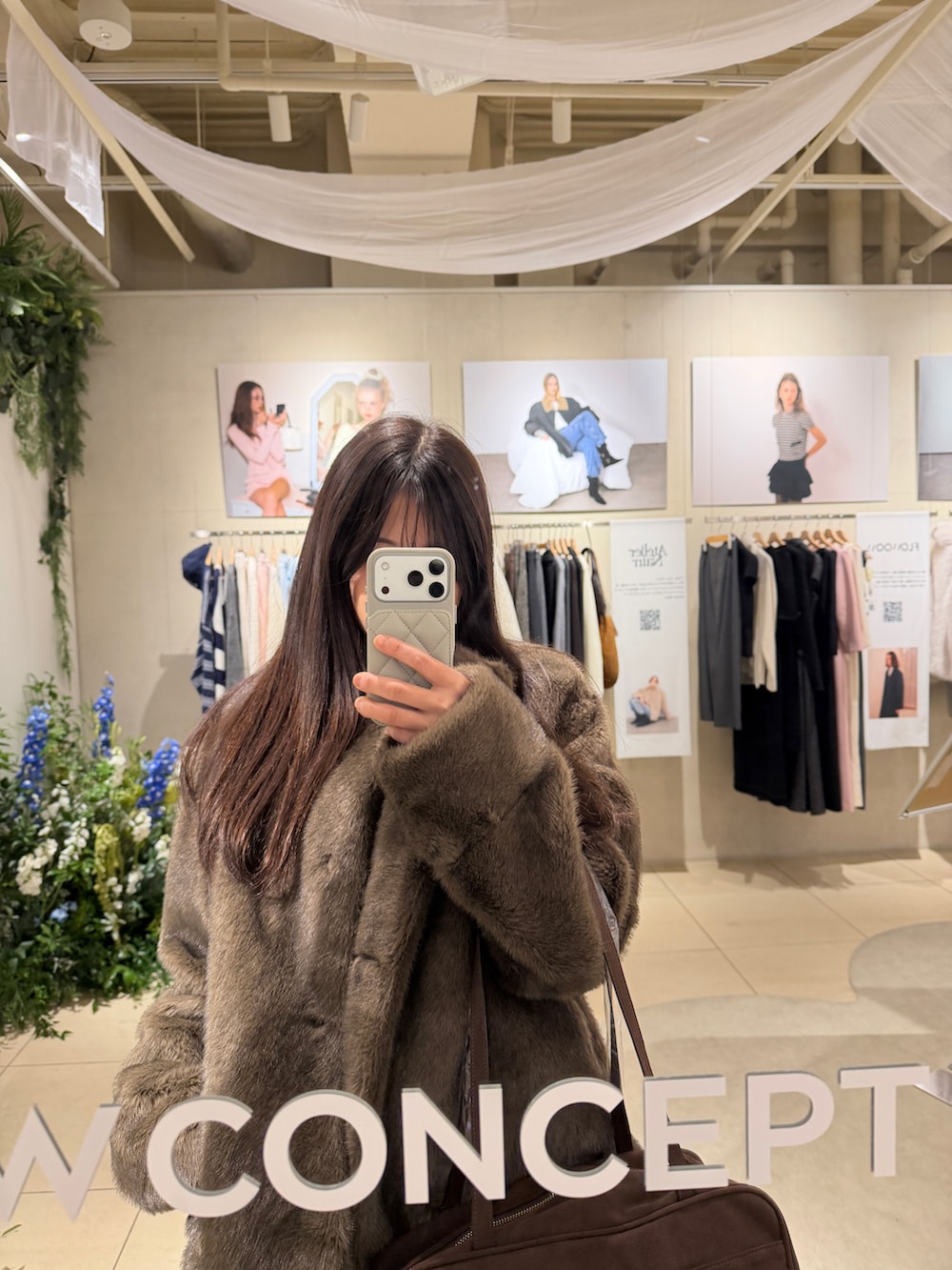 ブラック系のデニムパンツ、ブラウン系のバッグ、ブラウン系のジャケット/アウターを着用したレディースの冬コーディネートの3枚目の写真