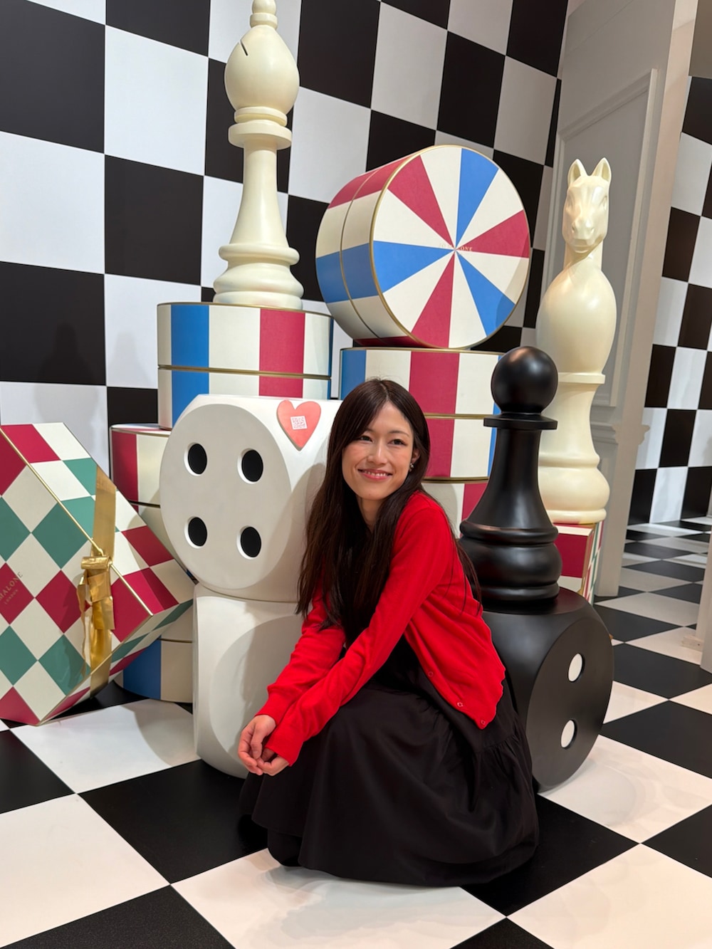 ブラック系のワンピース/ドレス、レッド系のジャケット/アウターを着用したレディースの冬コーディネートの2枚目の写真