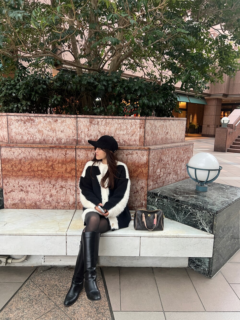 ブラック系の帽子を着用したレディースの冬コーディネートの2枚目の写真