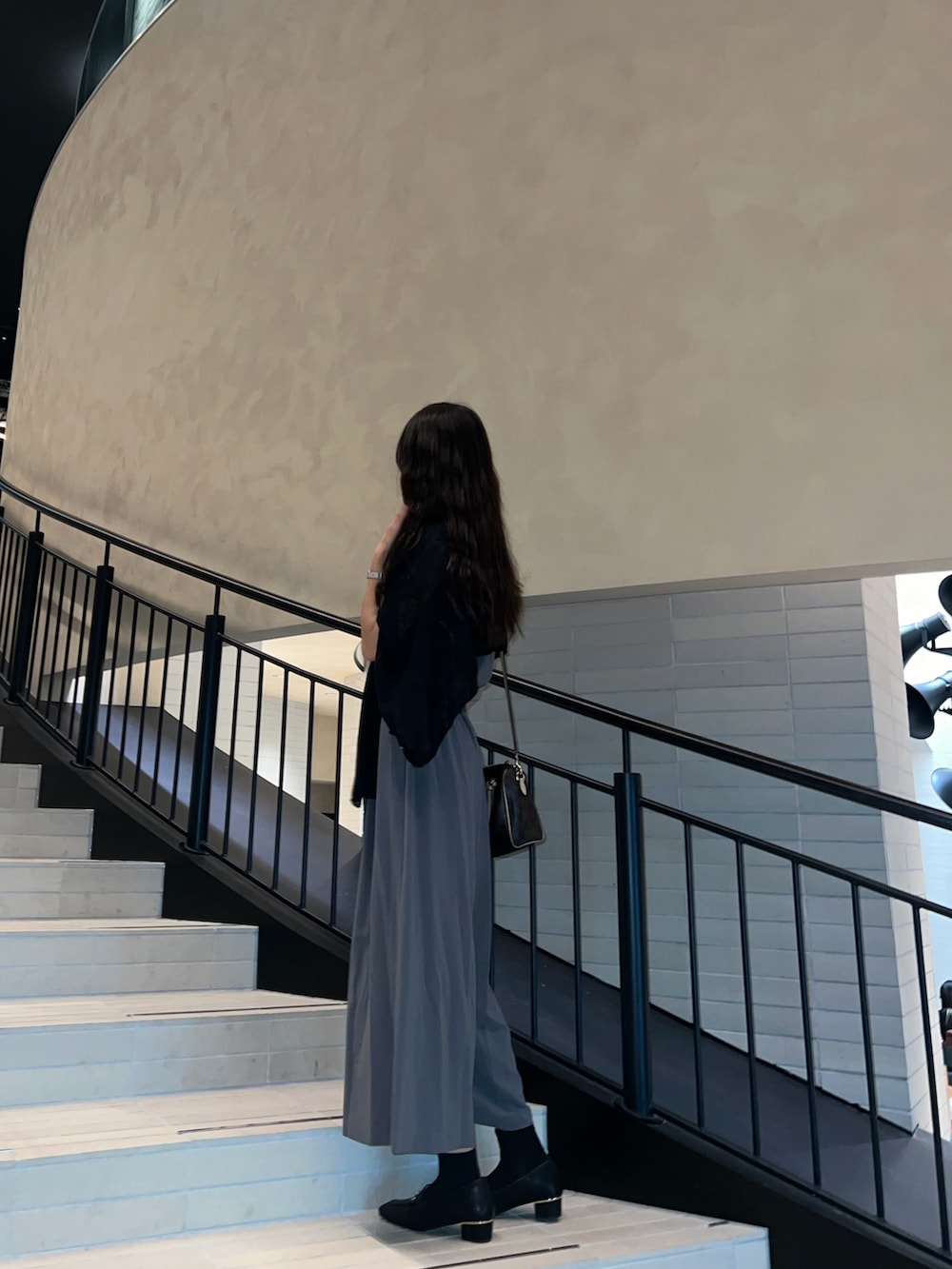 グレー系のオールインワン・サロペットを着用したレディースの冬コーディネートの2枚目の写真