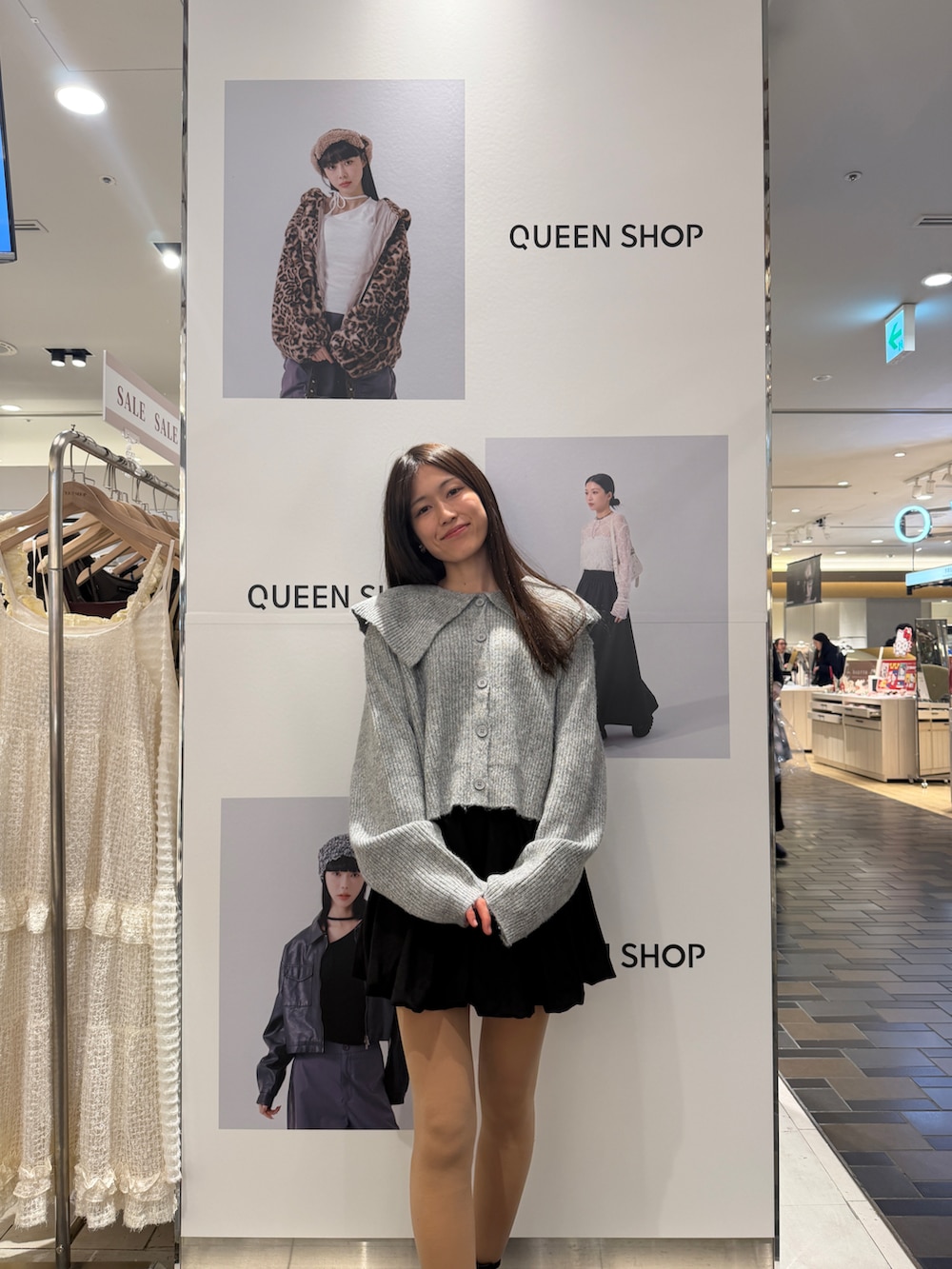 グレー系のトップス、ブラック系のパンツを着用したレディースの冬コーディネートの2枚目の写真