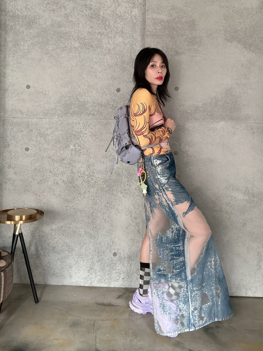 ブルー系のショルダーバッグ、その他のその他トップス、ブルー系のデニムスカートを着用したレディースの春コーディネートの2枚目の写真