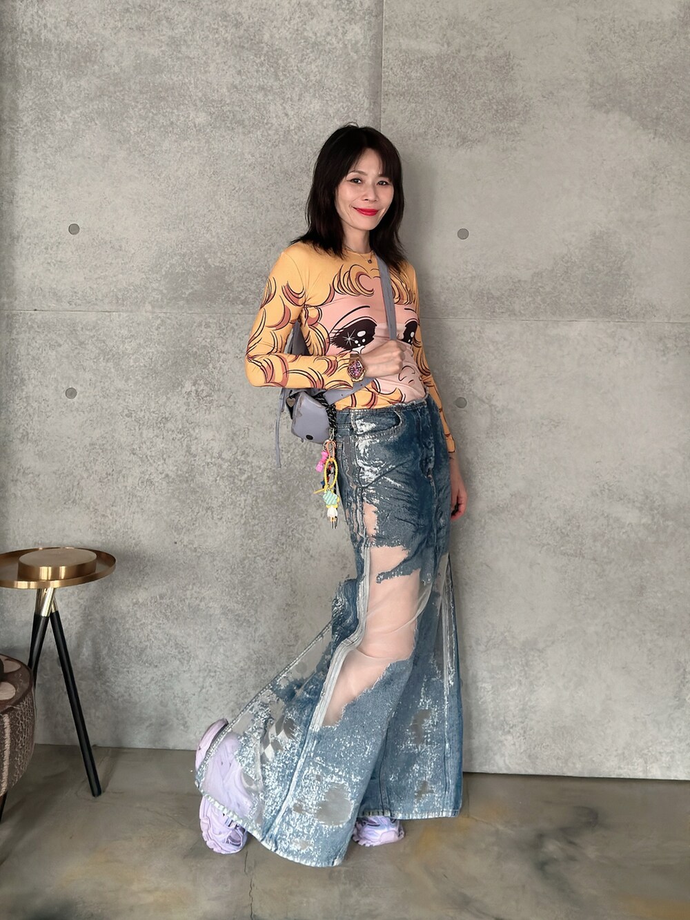 ブルー系のショルダーバッグ、その他のその他トップス、ブルー系のデニムスカートを着用したレディースの春コーディネートの3枚目の写真