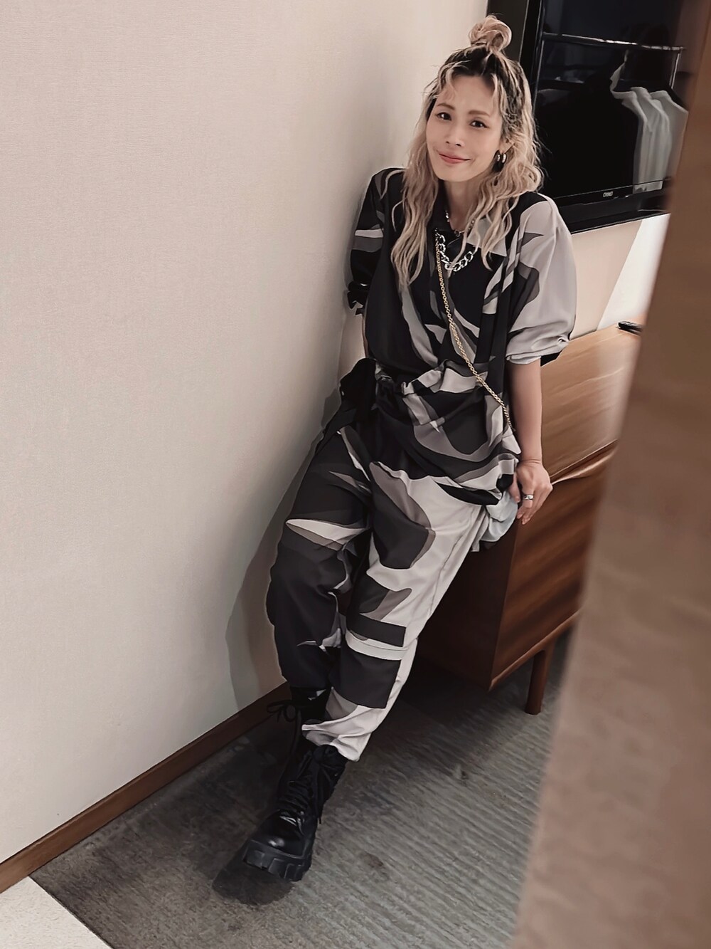 「春服、厚底シューズ、ootd、cool」｜「infのアイテム（シャツ/ブラウス、ブラック系）」を使った、Joycechangさん（レディース・163cm）の春コーディネートの2枚目の写真