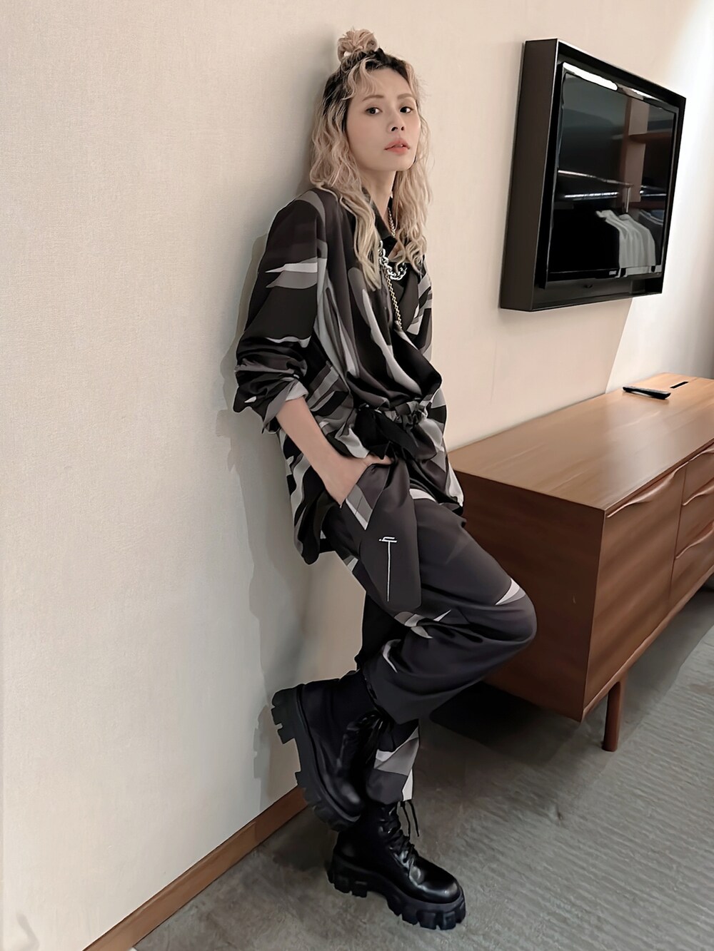 「春服、厚底シューズ、ootd、cool」｜「infのアイテム（シャツ/ブラウス、ブラック系）」を使った、Joycechangさん（レディース・163cm）の春コーディネートの3枚目の写真