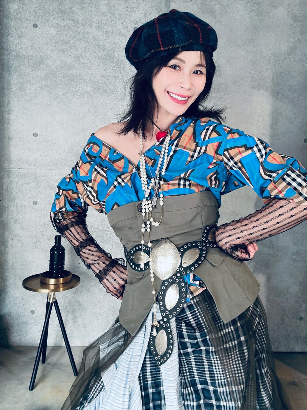 その他のシャツ/ブラウス、ブルー系のスカート、グリーン系のその他トップスを着用したレディースの夏コーディネートの4枚目の写真