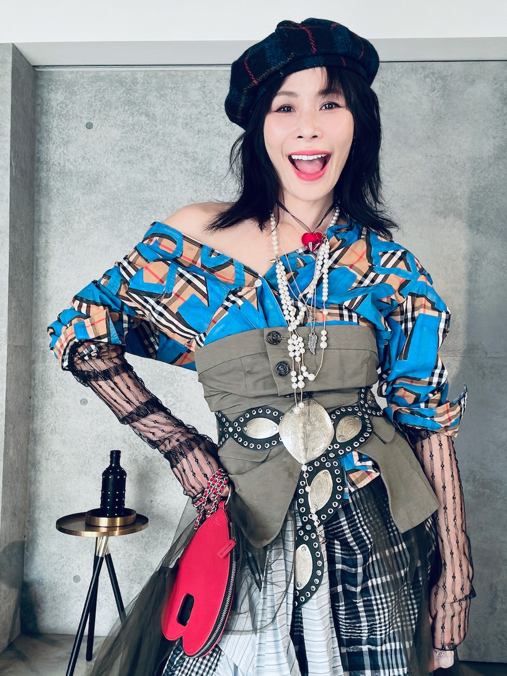 その他のシャツ/ブラウス、ブルー系のスカート、グリーン系のその他トップスを着用したレディースの夏コーディネートの5枚目の写真