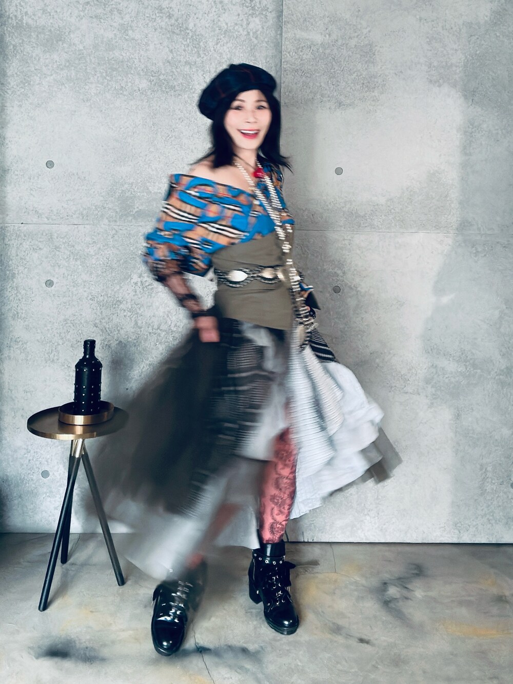 その他のシャツ/ブラウス、ブルー系のスカート、グリーン系のその他トップスを着用したレディースの夏コーディネートの3枚目の写真