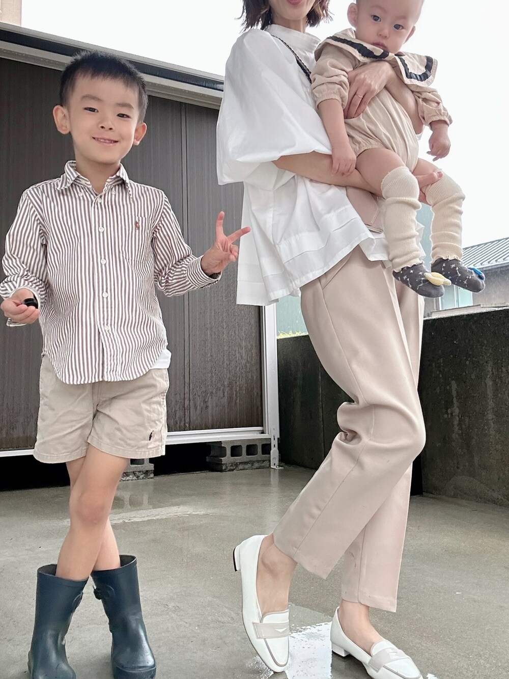 ベージュ系のその他パンツ、ホワイト系のレインシューズ、ホワイト系のシャツ/ブラウスを着用したレディースの秋コーディネートの4枚目の写真