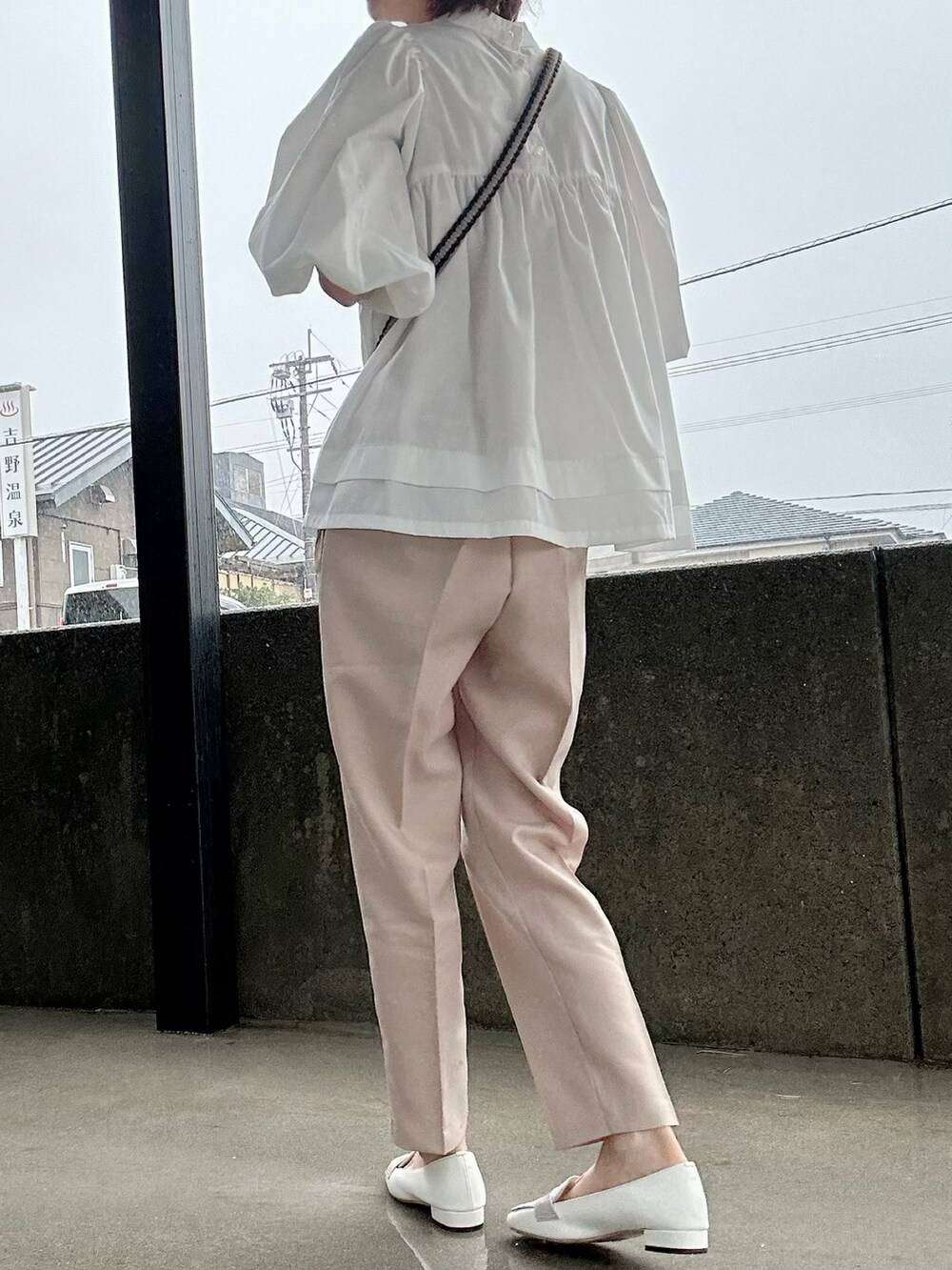 ベージュ系のその他パンツ、ホワイト系のレインシューズ、ホワイト系のシャツ/ブラウスを着用したレディースの秋コーディネートの2枚目の写真