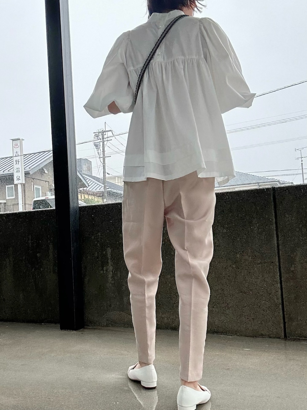 ベージュ系のその他パンツ、ホワイト系のレインシューズ、ホワイト系のシャツ/ブラウスを着用したレディースの秋コーディネートの3枚目の写真