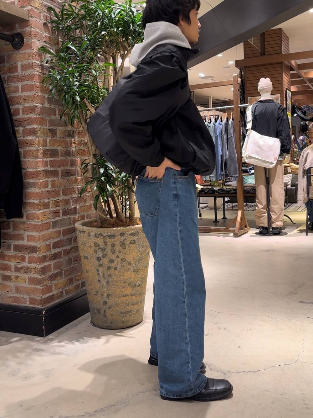 「低身長、ストリート、カジュアル、きれいめ、ジャケット、niko and ...、NUMERALS、パーカー、ブルゾン」｜「NUMERALSの【UNISEX】【NUMERALS】スウェットフードプルオーバー（パーカー、グレー系）」を使った、Kou_saitohさん（メンズ・166cm）の冬コーディネートの2枚目の写真