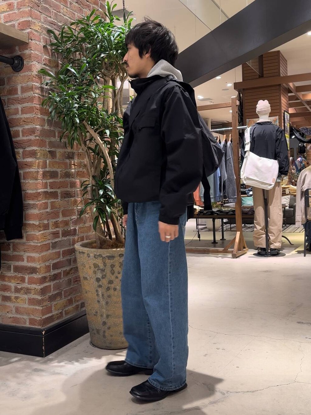 「低身長、ストリート、カジュアル、きれいめ、ジャケット、niko and ...、NUMERALS、パーカー、ブルゾン」｜「NUMERALSの【UNISEX】【NUMERALS】スウェットフードプルオーバー（パーカー、グレー系）」を使った、Kou_saitohさん（メンズ・166cm）の冬コーディネートの4枚目の写真
