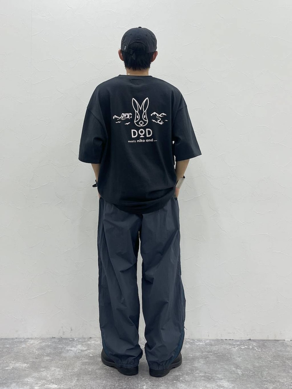 「ミリタリー、アウトドア、低身長、ストリート、カジュアル、きれいめ、DODとニコアンド_nikoand...、niko and ...、アウトドアスタイル」｜「niko and...の【NATOKii(ネイトゥーキー)】ミリタリーシャカパンツ（その他パンツ、グレー系）」を使った、Kou_saitohさん（メンズ・166cm）の春コーディネートの4枚目の写真