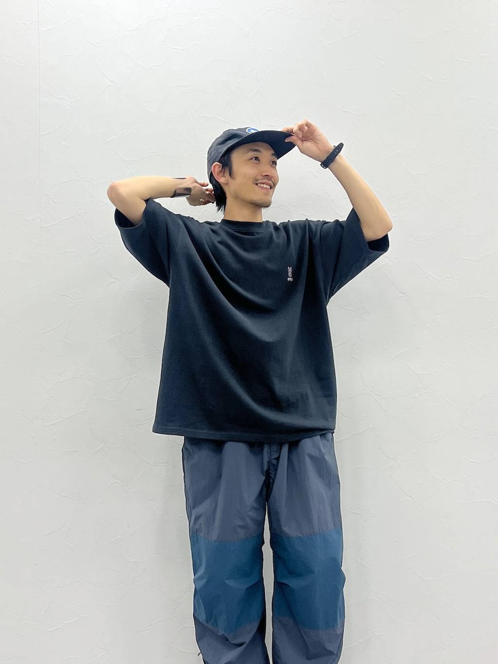 「ミリタリー、アウトドア、低身長、ストリート、カジュアル、きれいめ、DODとニコアンド_nikoand...、niko and ...、アウトドアスタイル」｜「niko and...の【NATOKii(ネイトゥーキー)】ミリタリーシャカパンツ（その他パンツ、グレー系）」を使った、Kou_saitohさん（メンズ・166cm）の春コーディネートの2枚目の写真