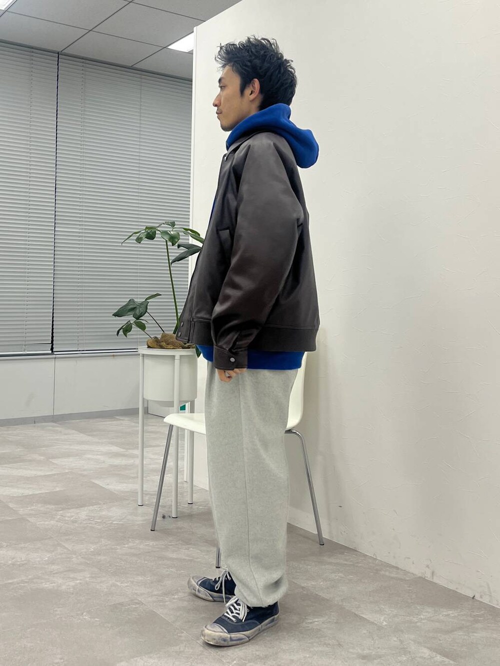 「低身長、ストリート、カジュアル、きれいめ、FISHS EDDY、パーカー、スウェット」｜「niko and...のカットメルトンイージーパンツ（その他パンツ、ベージュ系）」を使った、Kou_saitohさん（メンズ・166cm）の冬コーディネートの2枚目の写真