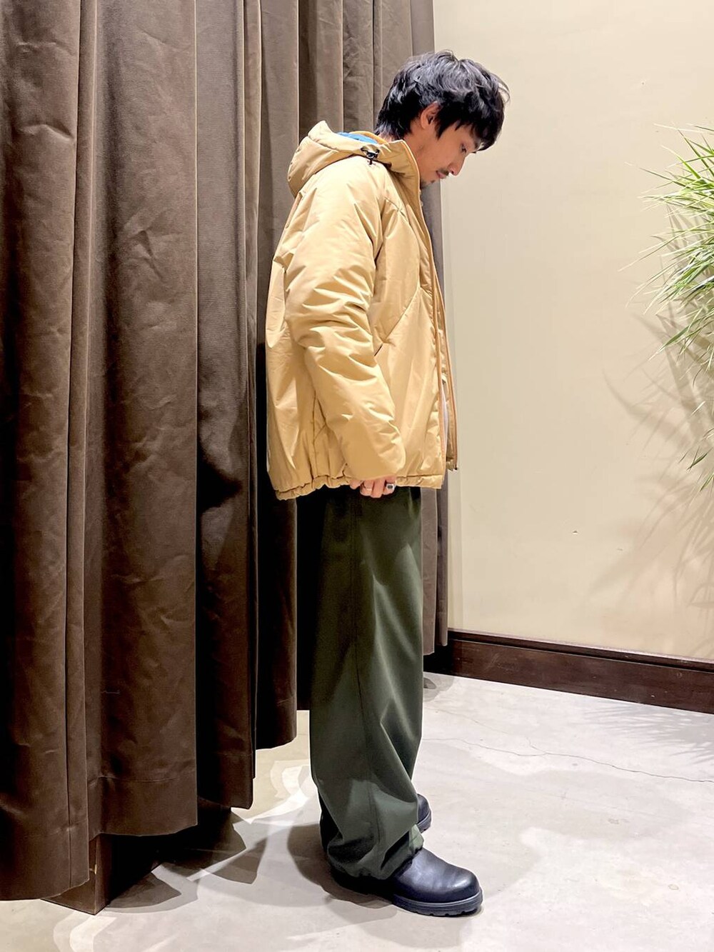「低身長、ストリート、カジュアル、アウトドア、スポーティ、ブーツ、ダウンジャケット、きれいめ、NUMERALS、冬コーデ」｜「NUMERALSの[NUMERALS]エアサーマルフードブルゾン（ブルゾン、ベージュ系）」を使った、Kou_saitohさん（メンズ・166cm）の冬コーディネートの4枚目の写真