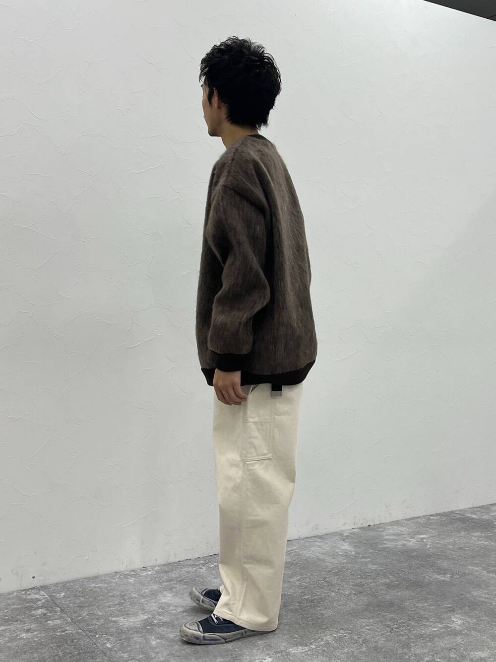 「低身長、きれいめ、ストリート、カジュアル、NKJコーデ_niko and ...、デニムパンツ」｜「niko and...のペインターデニムパンツ［niko and ...JEANS 2024SS］（デニムパンツ、ホワイト系）」を使った、Kou_saitohさん（メンズ・166cm）の冬コーディネートの2枚目の写真