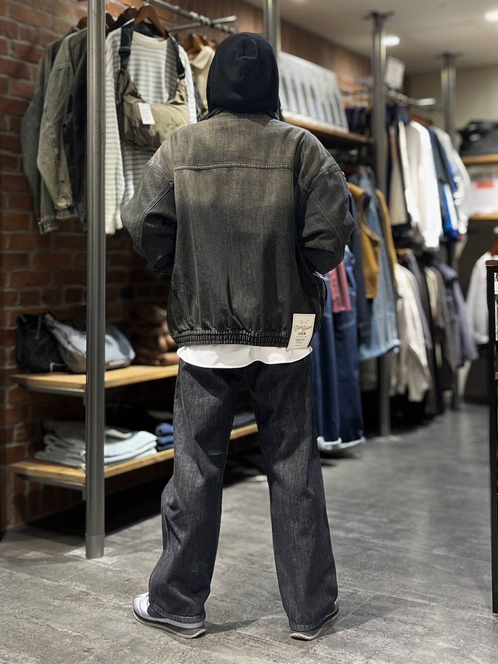 ホワイト系のシャツ/ブラウス、ブラック系のデニムパンツ、グレー系のブルゾンを着用したメンズの秋コーディネートの3枚目の写真