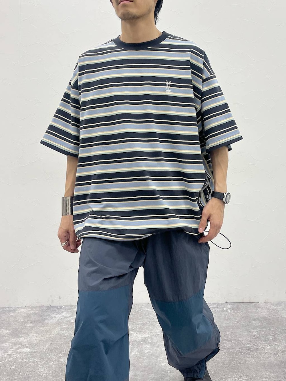 「低身長、ストリート、カジュアル、きれいめ、DODとニコアンド_nikoand...、niko and ...、Tシャツ、ミリタリー」｜「niko and...の【NATOKii(ネイトゥーキー)】ミリタリーシャカパンツ（その他パンツ、グレー系）」を使った、Kou_saitohさん（メンズ・166cm）の春コーディネートの2枚目の写真