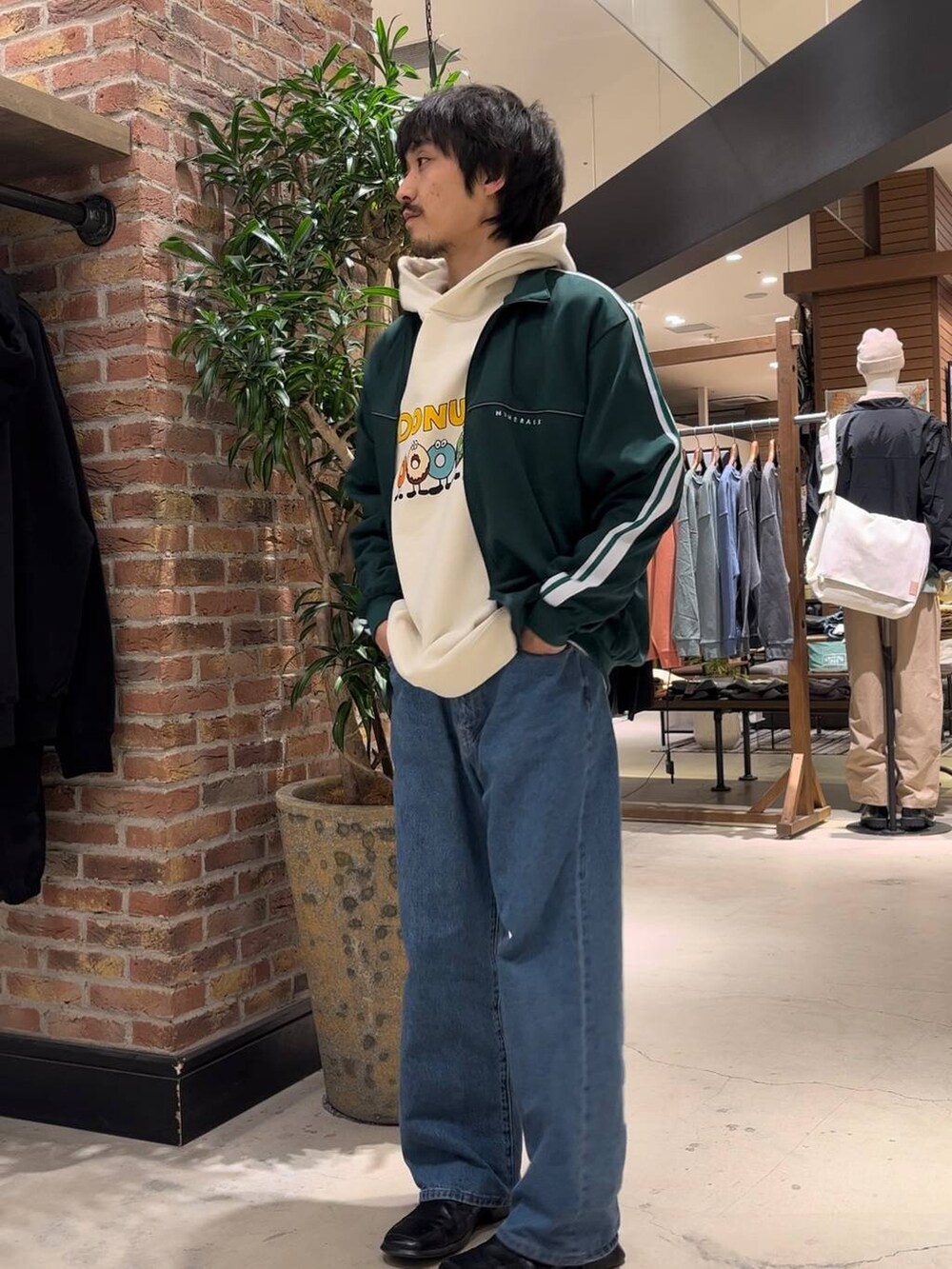「低身長、ストリート、カジュアル、きれいめ、デニムパンツ、パーカー」｜「niko and...の[niko and ...JEANS 2024SS]5ポケットワイドデニムパンツ（デニムパンツ、ブルー系）」を使った、Kou_saitohさん（メンズ・166cm）の冬コーディネートの2枚目の写真