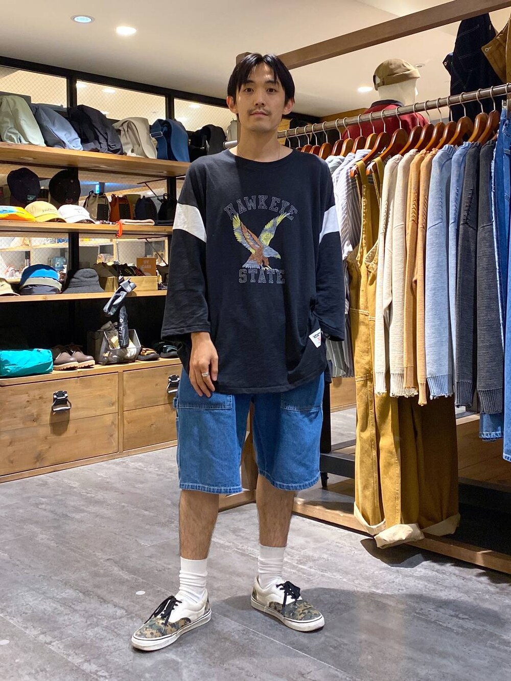 「低身長、ストリート、カジュアル、きれいめ、ショートパンツ、デニムパンツ」｜「niko and...のペインターショートパンツ（その他パンツ、ブルー系）」を使った、Kou_saitohさん（メンズ・166cm）の秋コーディネートの4枚目の写真