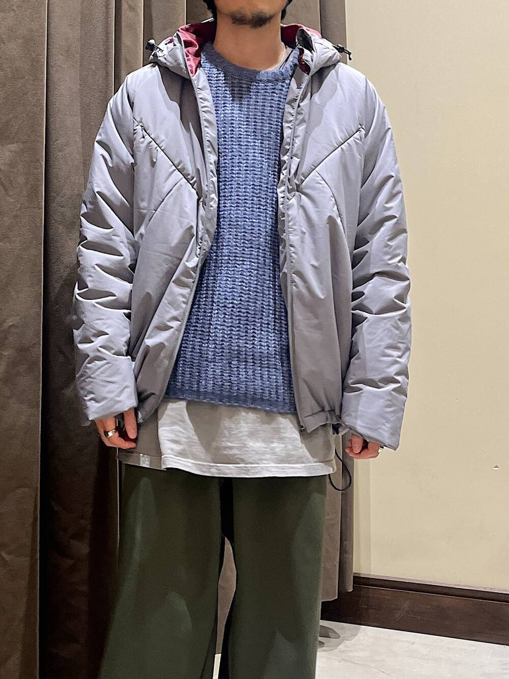 「低身長、ストリート、カジュアル、きれいめ、NUMERALS、スポーティ、ニット、ダウンジャケット、冬コーデ」｜「NUMERALSの[NUMERALS]エアサーマルフードブルゾン（ブルゾン、グレー系）」を使った、Kou_saitohさん（メンズ・166cm）の冬コーディネートの5枚目の写真